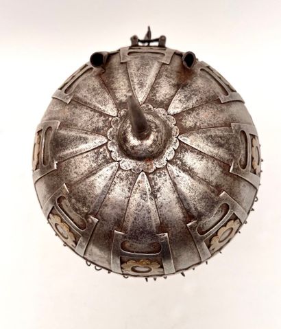 Bel et inusuel ensemble d'éléments d'armure...