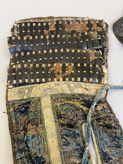 Lot de pièces composites d'une armure japonaise...