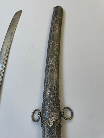 Sabre oriental kilij monté argent. Lame courbe...