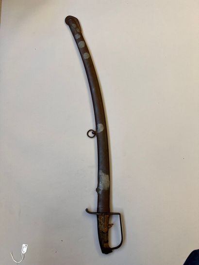 Sabre de cavalerie légère. Lame courbe à...