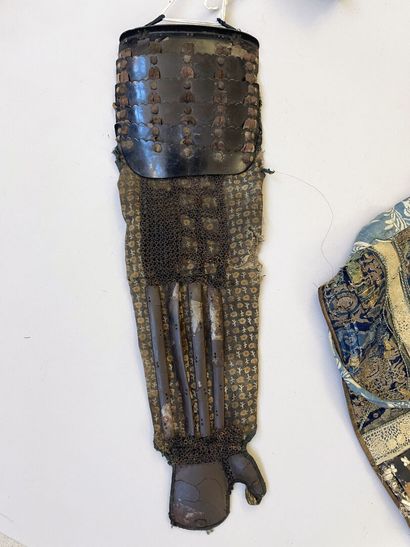 Lot de pièces composites d'une armure japonaise...