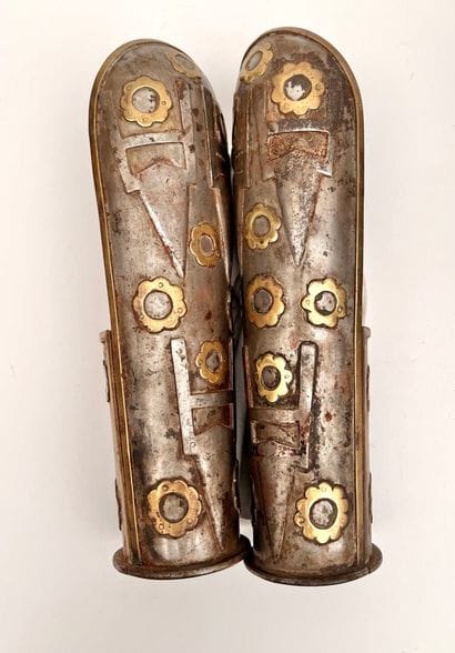 Bel et inusuel ensemble d'éléments d'armure...