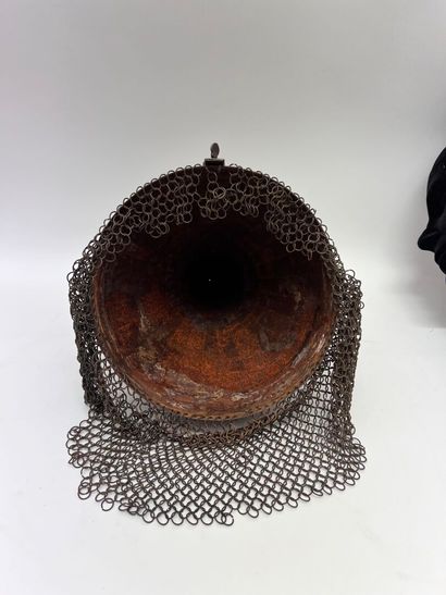 Belle évocation tardive d'un casque conique...