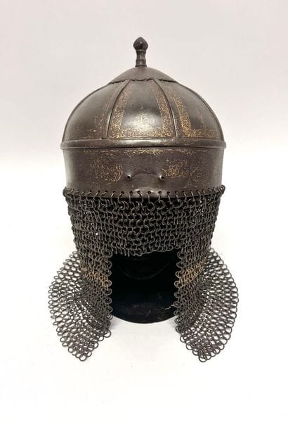 Beau casque indo-persan. Bombe hémisphérique...