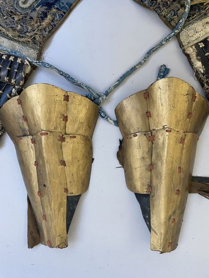 Lot de pièces composites d'une armure japonaise...