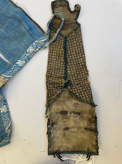 Lot de pièces composites d'une armure japonaise...