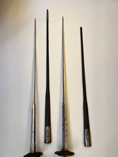 Belle paire d'épées d'escrime de droitier...