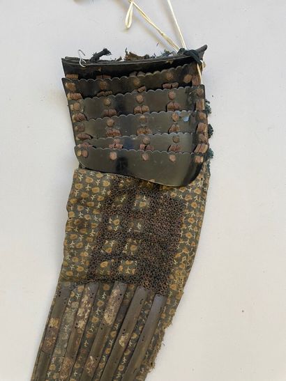 Lot de pièces composites d'une armure japonaise...