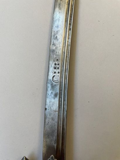 Sabre oriental kilij monté argent. Lame courbe...