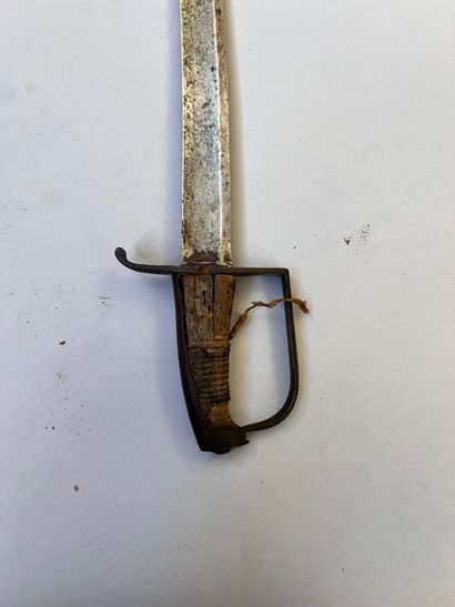 Sabre de cavalerie légère. Lame courbe à...