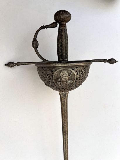 Belle rapière à taza. Longueur totale 1180...