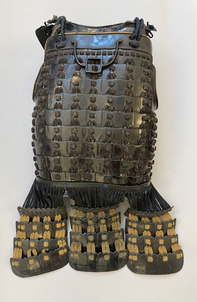 Lot de pièces composites d'une armure japonaise...