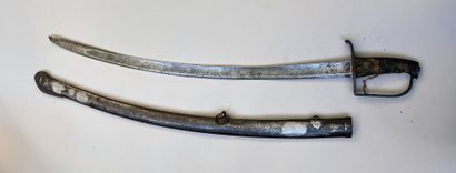 Sabre de cavalerie légère. Lame courbe à...