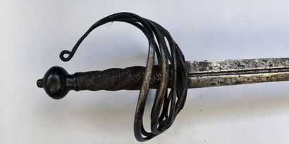 Forte rapière XVIIe. Lame droite à quatre...