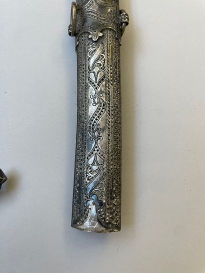 Sabre oriental kilij monté argent. Lame courbe...
