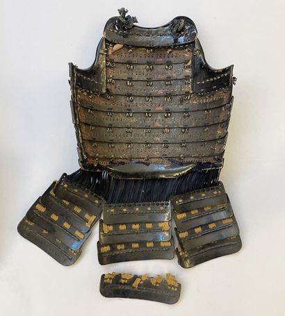 Lot de pièces composites d'une armure japonaise...