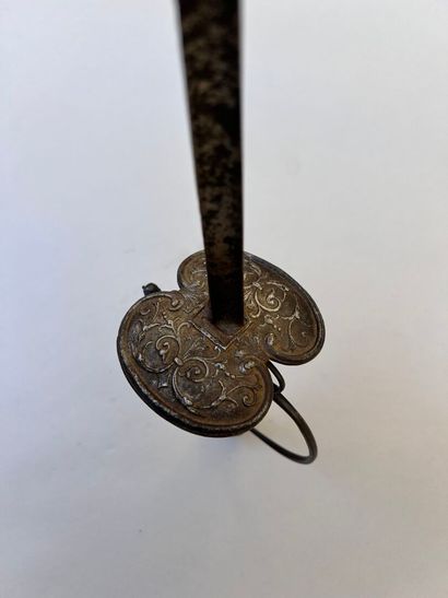 Belle épée à la mousquetaire. Lame triangulaire...