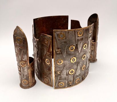 Bel et inusuel ensemble d'éléments d'armure...