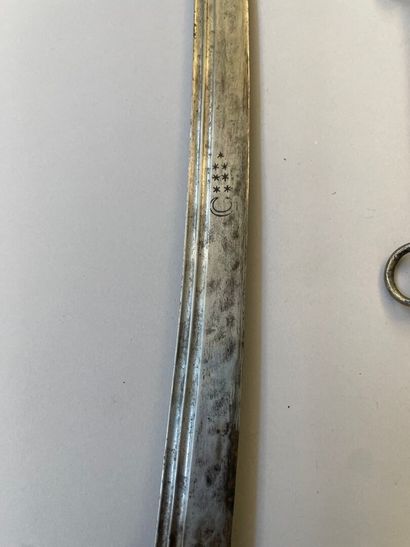 Sabre oriental kilij monté argent. Lame courbe...