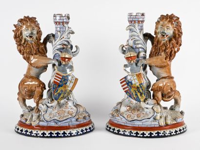 Paire de lions héraldiques formant bougeoirs...