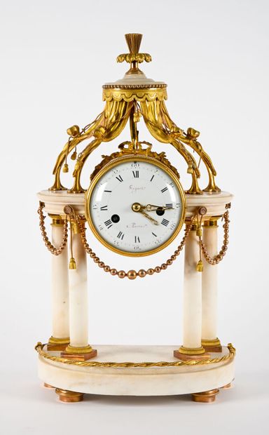 Pendule portique en marbre blanc et bronze...