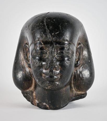 Tete de dignitaire
Basalte
Egypte
H: 14 cm.
(accidents...