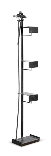 Etagère moderniste en métal patiné présentant...