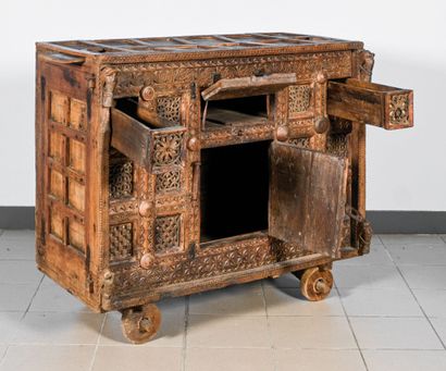 Grand coffre de mariage en bois sculpté à...