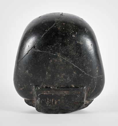 Tete de dignitaire
Basalte
Egypte
H: 14 cm.
(accidents...