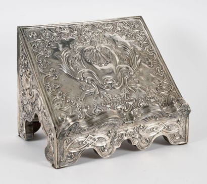 Lutrin de table en argent ciselé décoré toutes...