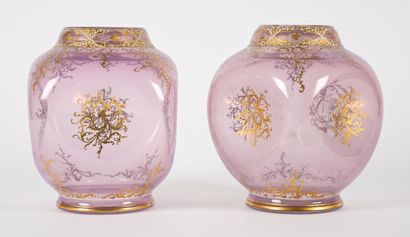 Paire de vases quadrilobés en verre opalin...