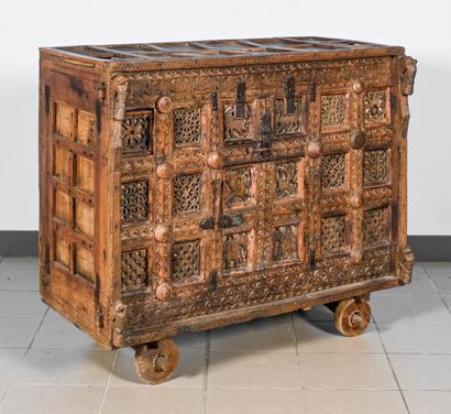Grand coffre de mariage en bois sculpté à...