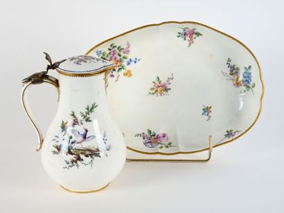 SEVRES
Pot à eau ordinaire et un bassin ovale...