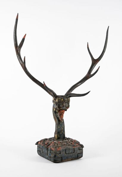 Gardien de tombe en bois sculpté polychrome...