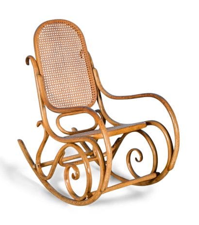 THONET 
Rocking-chair en bois courbé, assise...