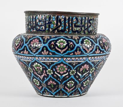 Important vase ou cache-pot de forme balustre...