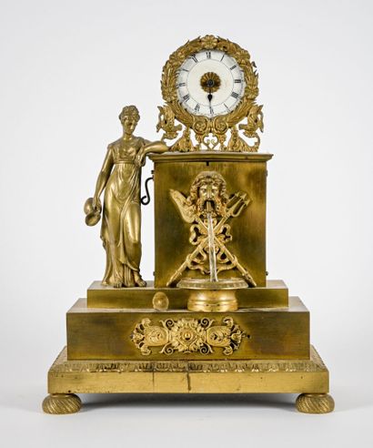 Pendule en bronze doré à sujet d'une jeune...