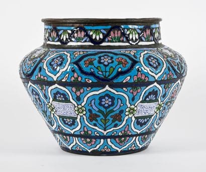 Important vase ou cache-pot de forme balustre...