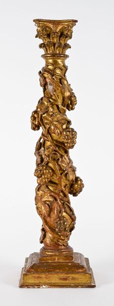 Colonne corinthienne en bois sculpté et doré...