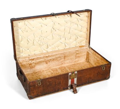 VUITTON, Paris
Malle courrier cuir, poignées,...