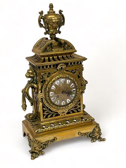 Pendule en bronze ajouré surmonté d'une cassolette.
Fin...
