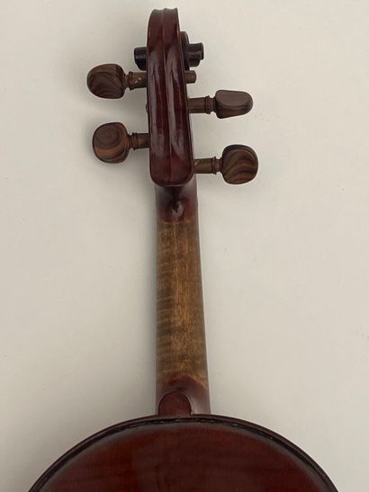 Petit violon portant une étiquette 