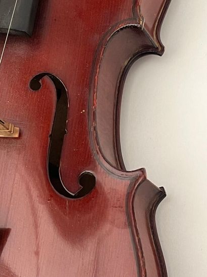 Petit violon portant une étiquette 