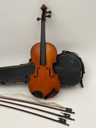 Violon portant un étiquette 