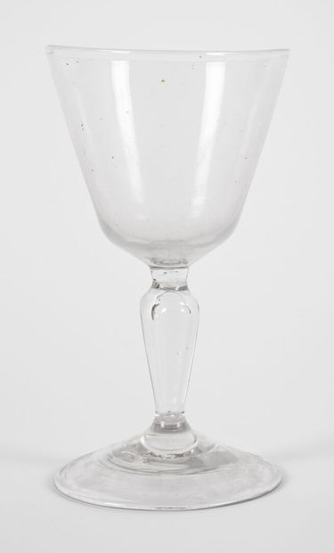 Verre à pied en verre soufflé.
XVIIIe
H :...