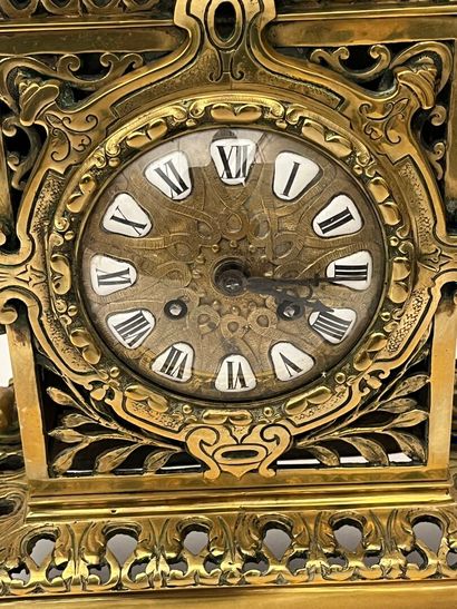Pendule en bronze ajouré surmonté d'une cassolette.
Fin...