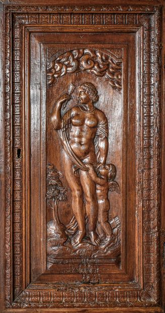 Buffet deux-corps en bois mouluré et sculpté....