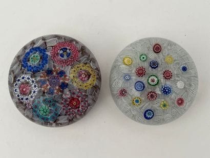 BACCARAT.
Deux boules presse-papier
datée...