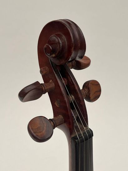 Petit violon portant une étiquette 