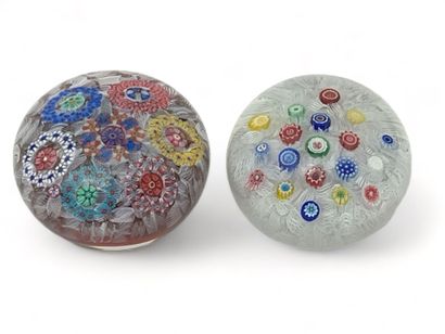 BACCARAT.
Deux boules presse-papier
datée...